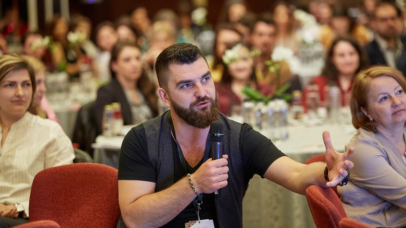 Dragoș Tuță Mihaylov punând o întrebare din sală la o conferință de business